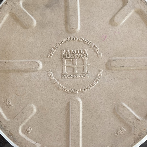 Pampered Chef Stoneware Cream Round Baking Dish - Picture 5 of 5